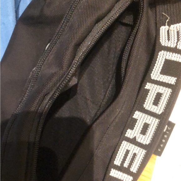 Supreme waist bag (ss18) perfect condition. Goes on stock x for 750 CAD new. - Picture 4 of 6